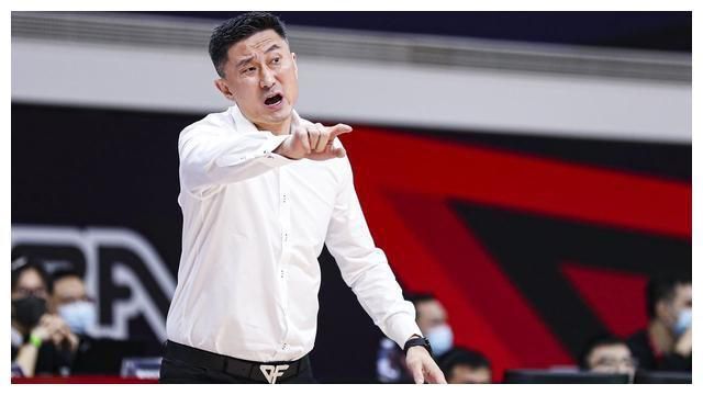 大家都还在讨论电影是不是艺术的时候，本雅明就认为这些争吵没有意义，现在要讨论的应该是电影如何改变了艺术本身。